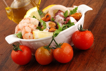 pomdorini con atipasto di pece