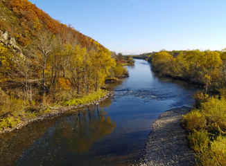 Fototapeta na wymiar The river in autumn