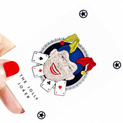 mano che tiene la carta del jolly