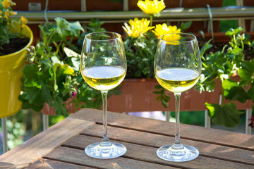 Zwei Gläser Weißwein