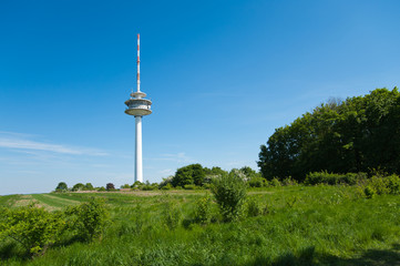 Fototapeta premium Fernsehturm vor blauem Himmel