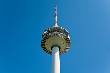 Fernsehturm vor blauem Himmel