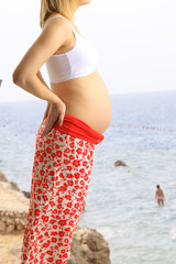 Pregnant women with beautiful and wave sea background