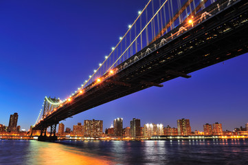 Fototapeta na wymiar New York City Manhattan Bridge nad East River