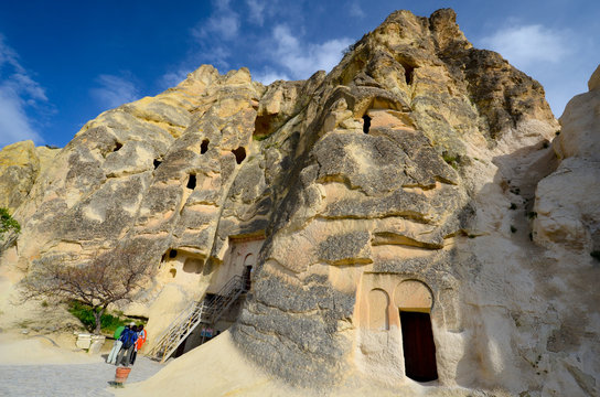 Entr&eacute;e d'une &eacute;glise troglodite en Cappadoce