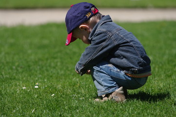 Kind im Gras
