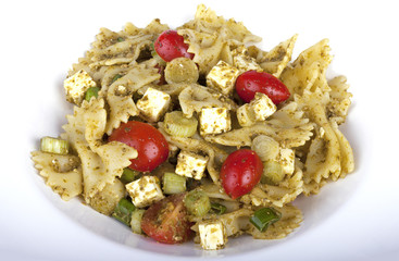 Pesto Nudelsalat mit Lauchzwiebeln, Tomaten und Schafskäse