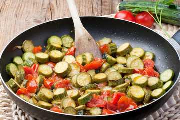 zucchine con pomodorini in padella