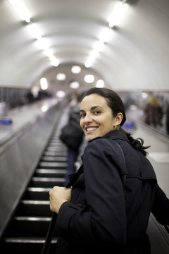 Frau in der Metro