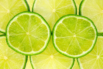 image en gros plan de tranches de citron vert frais.