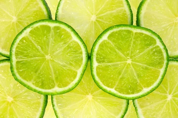 Crédence de cuisine en verre imprimé Tranches de fruits image en gros plan de tranches de citron vert frais.