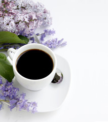Obraz na płótnie Canvas Cup of coffee and spring flowers