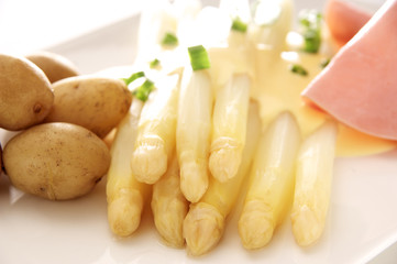 Spargel an Sauce Hollandaise mit Kartoffeln und Schinnken