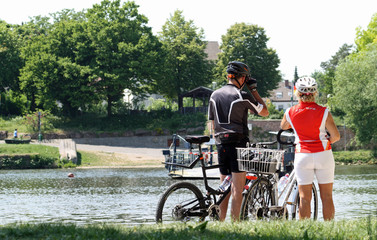 Radfahrer am Flussufer