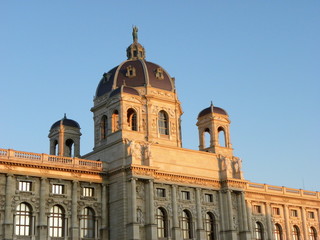 Palais des Beaux-Arts éclairé par la lumière crépusculaire