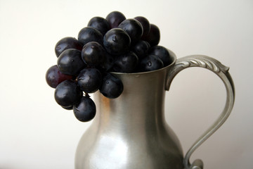 Raisin noir carafe étain rapproché