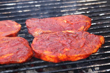 Grillfleisch auf Grillrost