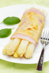 Spargel mit Schinken und Käse überbacken
