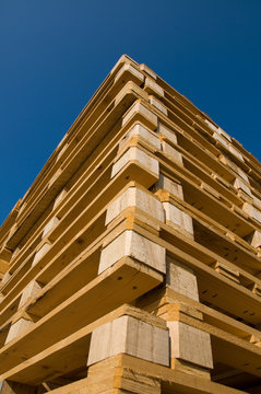 pila di bancali in legno