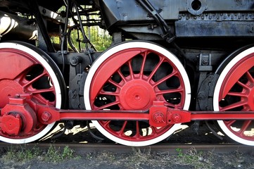 Fototapeta na wymiar Stare lokomotywy czerwone koła