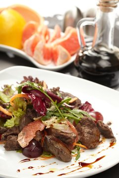 Beef with grapefruit and rucola salad