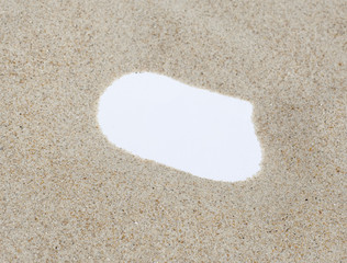 carton blanc dans le sable fin - obrazy, fototapety, plakaty