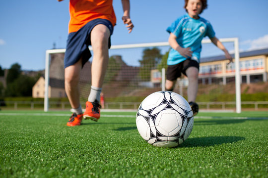 zwei jungs spielen fu&szlig;ball