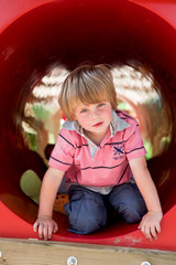 Junge auf dem Spielplatz