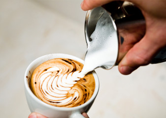 Latte Art - Milch eingießen/Kakao