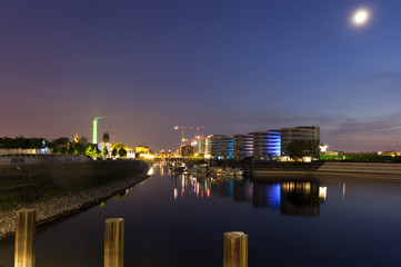 Marina im Innenhafen Duisburg bei Nacht
