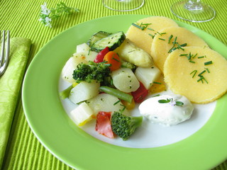 Spargel und anderes Gemüse mit Polenta