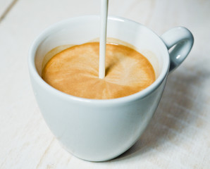 Latte Art - Milch läuft ein