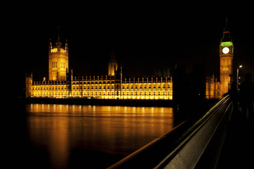 Fototapeta na wymiar Nocna fotografia Westminster, Big Ben i Tamiza.