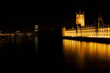 Nocna fotografia Westminster  i Tamiza.