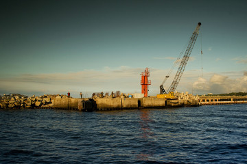 Fototapeta premium Architektura kołobrzegu ze statku. Port morski.