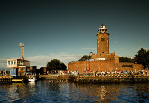 Architektura kołobrzegu ze statku. Port morski i latarnia.