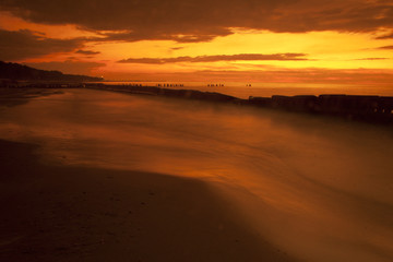 Zachód słońca w Kołobrzegu. Morski krajobraz.