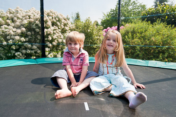 Kinder auf dem Trampolin