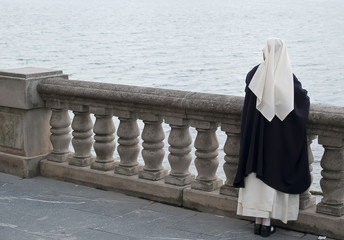 Monja mirando al mar