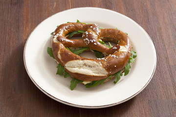 Salzbrezel mit Salat