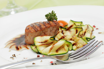 Schweinefiletmedaillon mit Zucchini