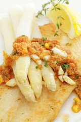 Pangasiusfilet mit frischem Spargel und Polnischer Buttersoße