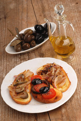 PIATTO CON BRUSCHETTE OLIVE ED OLIO