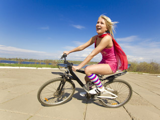 Блондинка на велосипеде © jura