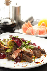 Beef with grapefruit and rucola salad