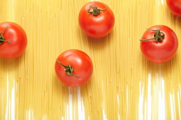 Raw spaghetti and  fresh tomatoes