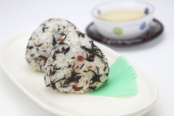 ひじきと梅のおにぎり