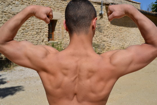 dos jeune gymnaste musclé