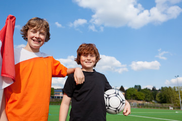 zwei freunde auf dem fußballplatz