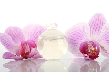 Obraz na płótnie Canvas Perfume bottle and orchid flowers
